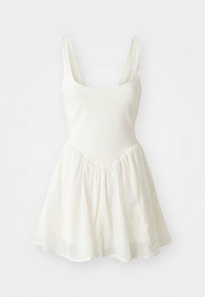 Vestido blanco sin mangas con un cuerpo ajustado y una falda acampanada y ligera. Material suave con una textura blanda y un diseño sencillo.