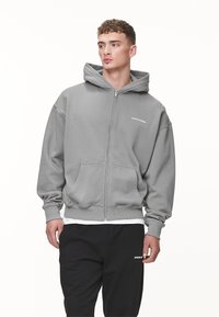 Pegador - LOGO OVERSIZED JACKET - Bluză de molton cu fermoar - washed cool grey/white gum Imagine miniatură 1