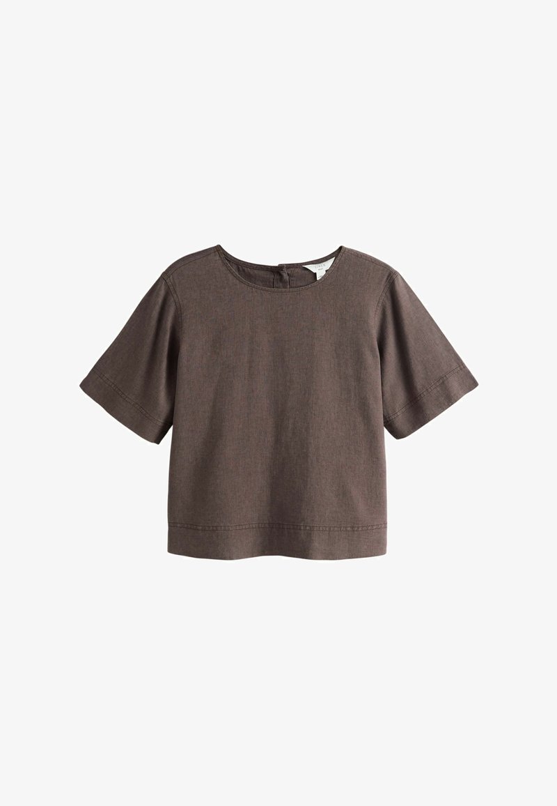 Haut marron en mélange de lin à manches courtes, avec encolure ronde et fermeture par bouton au dos, présentant des détails de couture simples.