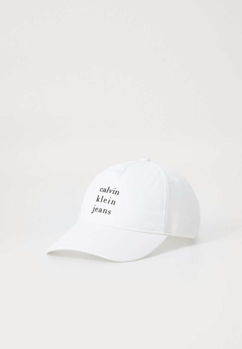 Fehér baseball sapka, 100% pamutból, középen fekete szöveggel: "calvin klein jeans". Ívelt csúccsal, varrott részletekkel.