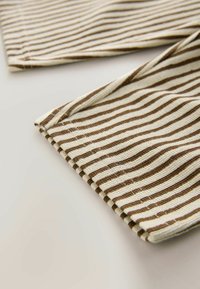 Baumwollstoff mit horizontalen braunen und weißen Streifen, einer strukturierten Oberfläche und sauber genähten Kanten, ordentlich gefaltet.