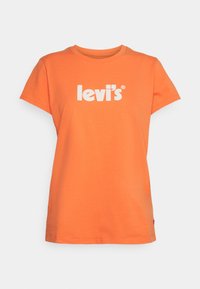 Camiseta de algodón naranja con cuello redondo y mangas cortas, con un logo blanco de "levi's" impreso en el delantero. Textura suave.