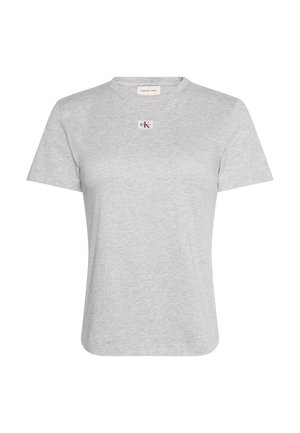 T-shirt court en coton gris clair avec un petit écusson logo Calvin Klein Jeans centré sous l'encolure ronde.