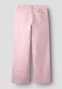 Rosa bukser med vide ben og glatt tekstur, med to baklommer og et rent, minimalistisk design.