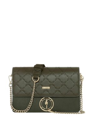 Zielona torebka crossbody z imitacji skóry, ze wzorem pikowania, srebrnym łańcuchowym paskiem oraz wyraźnym okrągłym logo na przedniej części.
