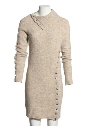 Beige strikket langærmet kjole med asymmetrisk knappet krave og dekorative trykknapper langs venstre side og venstre ærme.