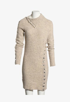Vestito beige lavorato a maglia con maniche lunghe, colletto asimmetrico con bottoni e bottoni automatici decorativi lungo il lato sinistro e la manica sinistra.