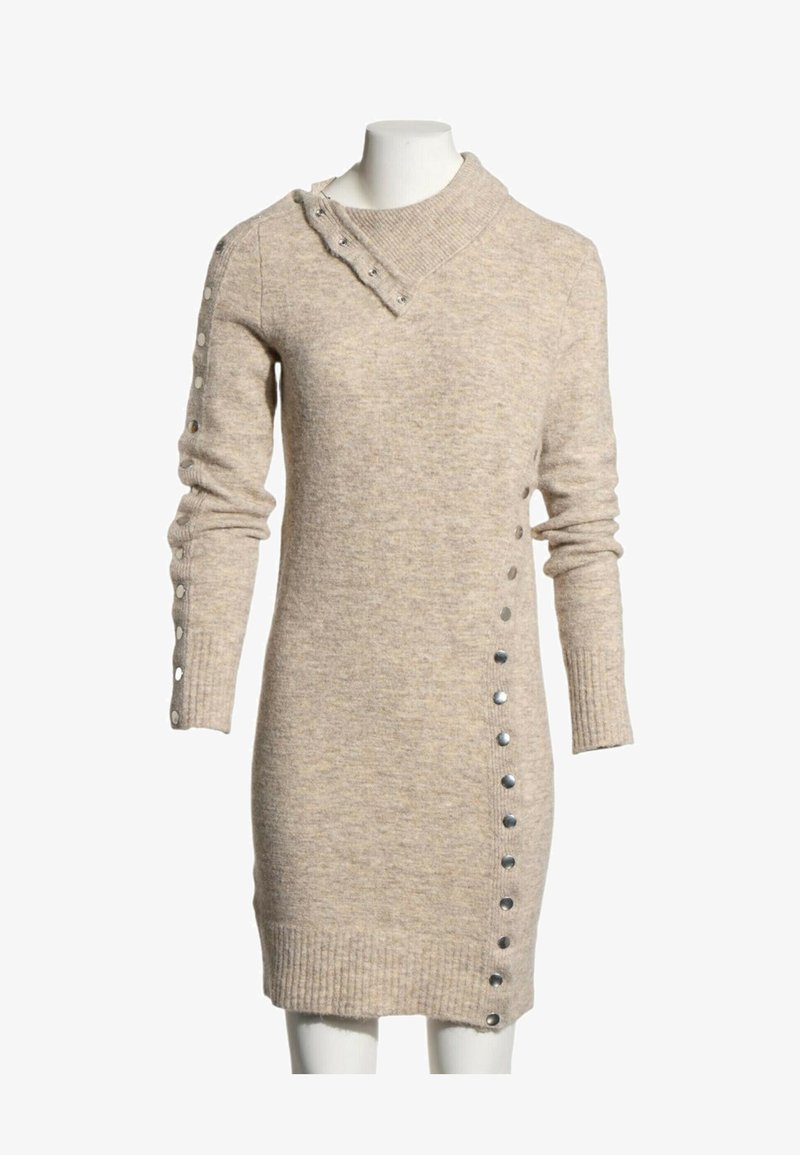 Robe beige en maille à manches longues avec col asymétrique boutonné et boutons-pression décoratifs le long du côté gauche et de la manche gauche.