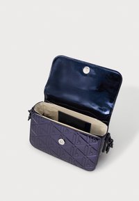 Borsa a mano viola con finitura lucida, dotata di chiusura a scatto magnetico e un interno beige a contrasto. Fodera dalla texture morbida.