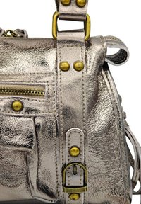 Sac à main en métal argenté avec cuir texturé, accents en métal doré, bandoulière ajustable, poche zippée et détails cousus.