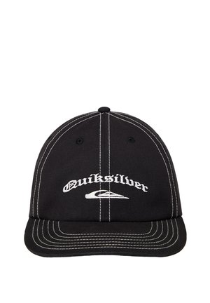 Svart bomullslue med buet skjerm, hvite sømmer og frontlogo som leser "Quiksilver" i hvit skrift.