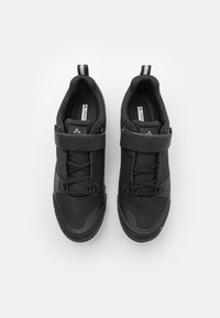 Schwarze Sportschuhe mit einem Mesh-Obermaterial, gepolstertem Kragen und Gummisohle. Sie verfügen über Schnürsenkel und einen Klettverschluss für einen sicheren Sitz.