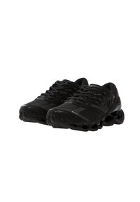 Scarpe da ginnastica nere con tomaia in rete, suola spessa in gomma con ammortizzazione a bolle e dettagli riflettenti sui lati.
