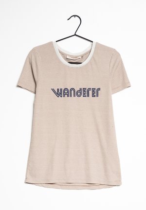 Beige og hvid tyndstribet kortærmet t-shirt på en sort bøjle med "WANDERER" trykt i en stiliseret marineblå skrifttype på brystet.