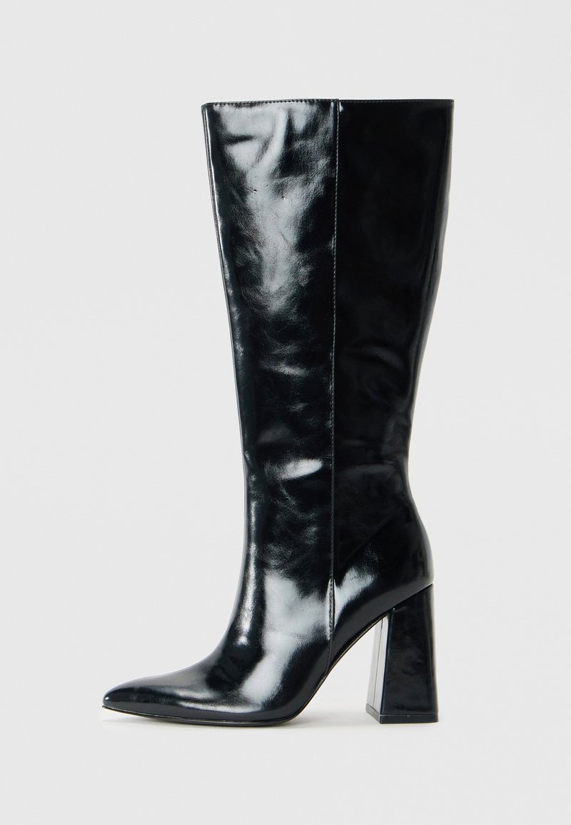 Botas negras hasta la rodilla hechas de cuero brillante, con punta afilada y un tacón geométrico grueso con una textura suave.