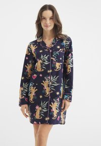Abito da pigiama blu navy con motivi colorati di tigri e fiori, maniche lunghe, colletto e piping rosa sui bordi.