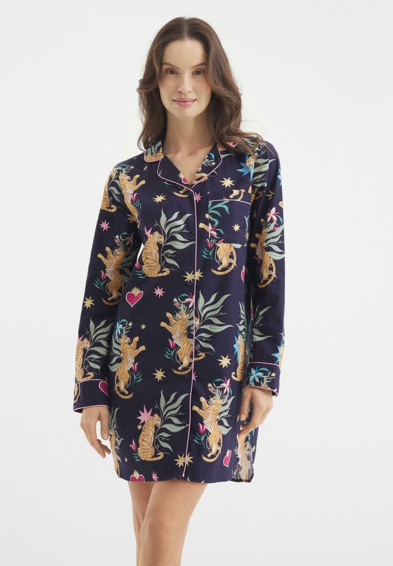 Abito da pigiama blu navy con motivi colorati di tigri e fiori, maniche lunghe, colletto e piping rosa sui bordi.