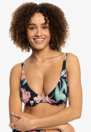 Top de bikini floral com um decote em V profundo, apresentando padrões vibrantes em rosa e verde contra um fundo escuro; tecido suave.