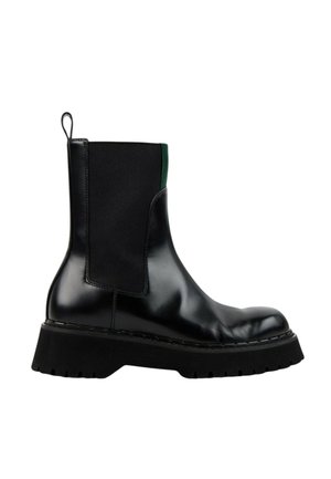 Zwarte glanzende leren enkellaars met dikke grof profielzool, elastisch zijpaneel en trek lus aan de achterkant, gezien vanaf de buitenkant.