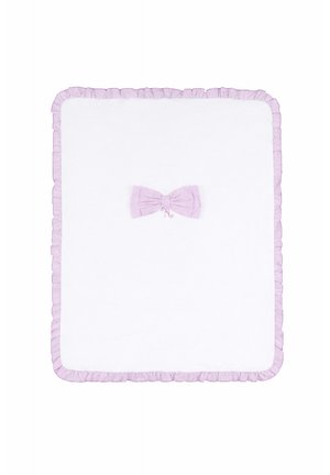 Coperta quadrata bianca con bordo arricciato lilla e fiocco lilla abbinato al centro su uno sfondo bianco semplice.