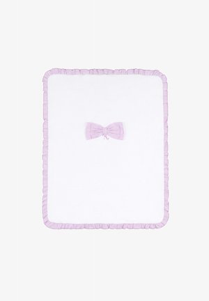 Coperta quadrata bianca con bordo arricciato lilla e fiocco lilla abbinato al centro su uno sfondo bianco semplice.