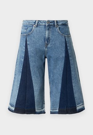 Jeansshorts med ett lapptäcke-design i ljus och mörkblå. Rak skärning, knälängd med fransar i nederkant och standard femficksstil.