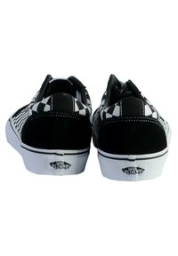 Scarpe da skate in tela a scacchi bianco e nero con tacco in suede, suola in gomma bianca e logo Vans sul tacco. Design classico low-top.