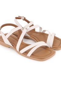 Sandalias de cuero blanco con múltiples tiras entrelazadas, puntera cuadrada y plantilla acolchada en tono marrón. Cierre con cremallera en el talón.