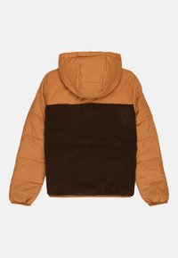 Kurtka puchowa z kapturem, z brązowym panelem z polaru na plecach i musztardowymi nylonowymi rękawami. Elastyczne mankiety i widoczne szwy.