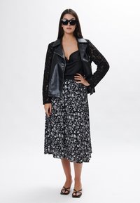 Maison Form'elle FLORAL - Gonna a campana - black