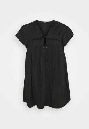 Vestido negro de manga corta con parte superior y mangas plisadas, escote en V con cierre de lazo y falda suelta y fluida.