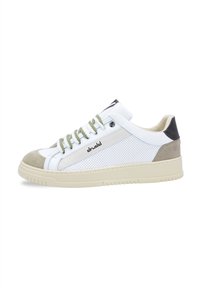 Sneaker realizzati in pelle bianca con dettagli in suede grigio, dotati di pannelli in rete, lacci verdi e suola in gomma beige. Design minimalista.