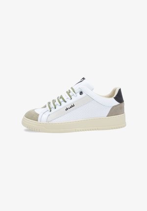 Sneakers van wit leer met grijze suede accenten, voorzien van gaaspanelen, groene veters en een beige rubberen zool. Minimalistisch ontwerp.