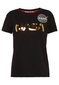 Camiseta negra de algodón con letras reflectantes doradas de "NASA", cuello redondo y un pequeño parche del logo de NASA con un fondo estrellado.