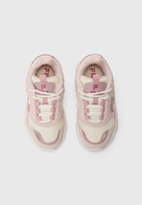 Sneakers rosa e crema con materiali in rete e sintetici, punta arrotondata, design curvo, dettagli testurizzati e logo sulla linguetta.