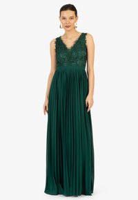 Langes grünes Kleid mit V-Ausschnitt und ärmellosem Design. Verfügt über ein aufwändig besticktes Oberteil und einen fließenden, plissierten Rock.