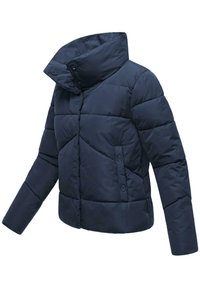 Marinblå vadderad jacka med hög krage, försedd med knappstängning och sidofickor. Designen inkluderar quiltade paneler för textur.
