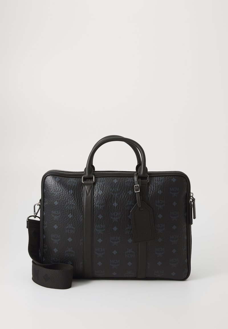 Sort læder attaché med prægede logo-mønstre, lynlåslukning, top-håndtag, aftagelig rem og tagskilt; glatte og teksturerede overflader.