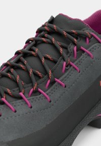 Hall_grå väljas jalanõud tekstuuri ülemise, roosa ja oranži paelaga ning musta kummitaldaga. Külgedel on õmblusdetailid.