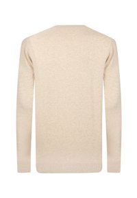 Beige, langemouwtrui van zacht garen. Eenvoudig ontwerp, ronde halslijn, geribde manchetten en zoom, effen textuur zonder extra details.