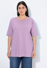 Lavendel Baumwoll-T-Shirt mit Rundhalsausschnitt, kurzen Ärmeln und lockerer Passform. Glatte Textur und leicht lockere Silhouette.