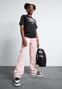 Nike Sportswear TEE AMPLIFY UNISEX - Camiseta estampada - black