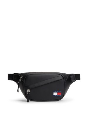 Sac banane en cuir noir avec deux poches zippées et un patch logo Tommy Jeans sur le côté avant droit.