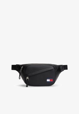 Sac banane en cuir noir avec deux poches zippées et un patch logo Tommy Jeans sur le côté avant droit.