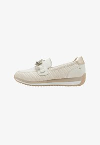 Zapato blanco con textura tejida y puntera de cuero liso. Cuenta con un lazo decorativo y una suela beige texturizada con agarre.