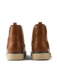 Bottines en cuir marron avec une texture lisse, des détails de couture et des languettes; dotées d'une semelle en caoutchouc beige contrastante.
