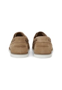 Beige Wildlederschuhe mit glatter Textur, Rückansicht zeigt die abgerundete Form, weiße Gummisohle und dekorative Nähte an den Seiten.
