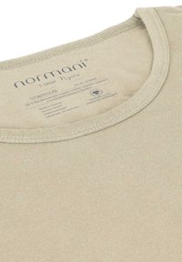 Beige T-Shirt aus Bio-Baumwolle mit Rundhalsausschnitt, geripptem Saum und weicher Textur. Pflegeetikett sichtbar im Kragen.
