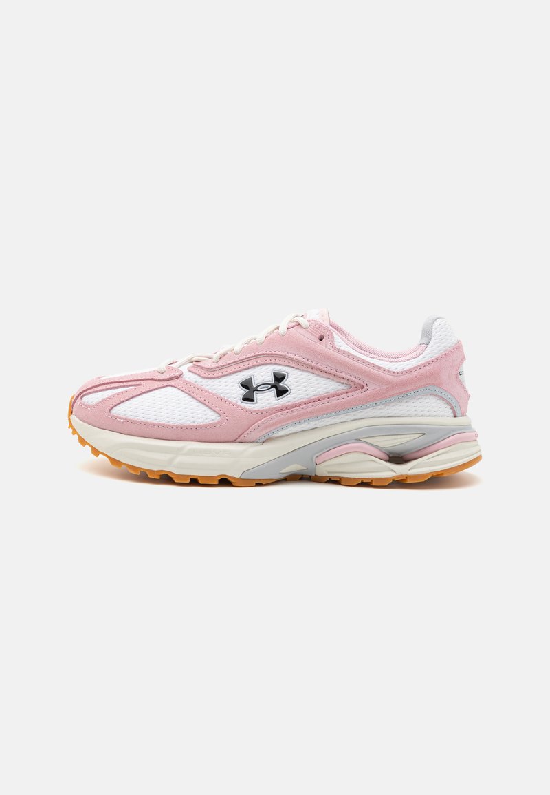 Scarpe da ginnastica rosa e bianche realizzate in materiale rete e tessuto, con una suola spessa e accenti neri nel logo. Presentano una finitura testurizzata e una battistrada pronunciata.