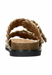 Lichtbruine gevlochten sandalen met een kurken voetbed en een zwarte rubberen buitenzool, met decoratieve gouden hardware accentueringen op de banden.